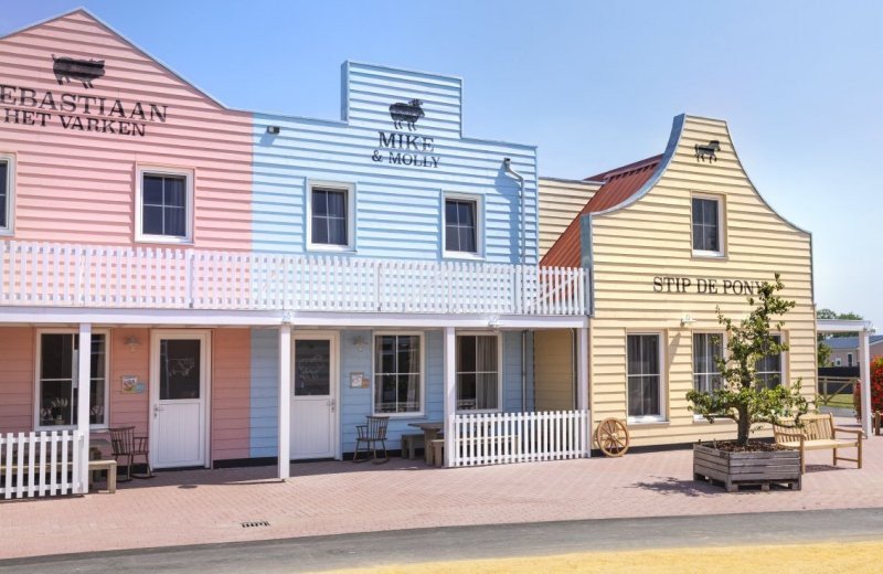 Village Street (8 person) Mike & Molly