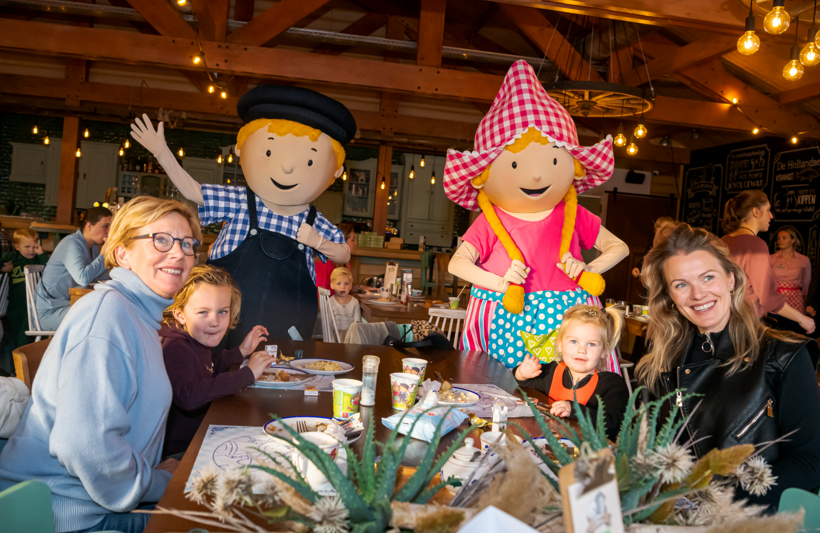Fien en teun bij ontbijt frm