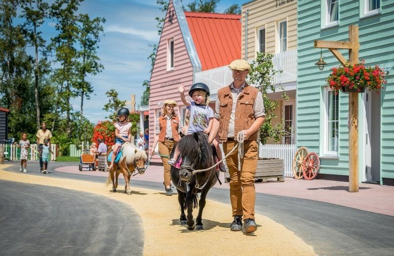 Pony rijden bij Familie resort molenwaard
